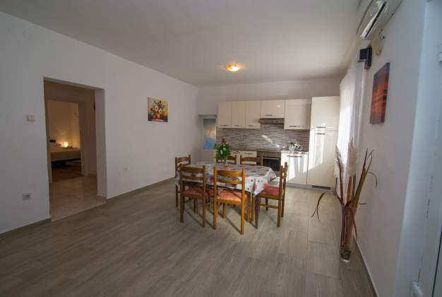 Apartmaji Lakic 1, Prostoren trisobni apartma ob plaži v Artatoreju