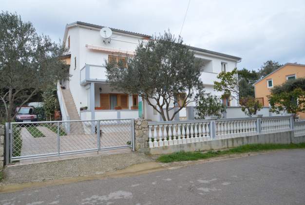 Apartmaji Lakic 1, Prostoren trisobni apartma ob plaži v Artatoreju