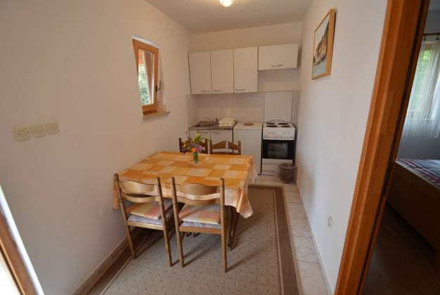 Apartment Lakić 2, for 4 people, near the beach in Artatore