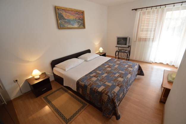 Apartment Lakić 2, for 4 people, near the beach in Artatore