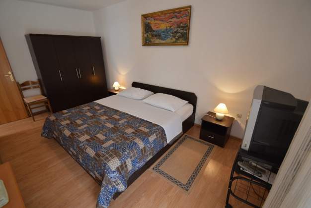 Apartment Lakić 2, for 4 people, near the beach in Artatore