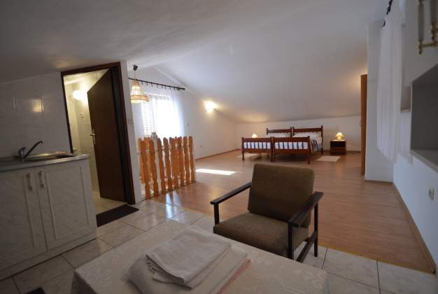 Apartment Lakić 2, for 4 people, near the beach in Artatore
