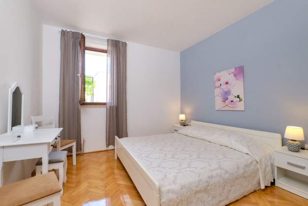 Apartment Lara 5 family accommodation near the center and the beach, Mali Lošinj