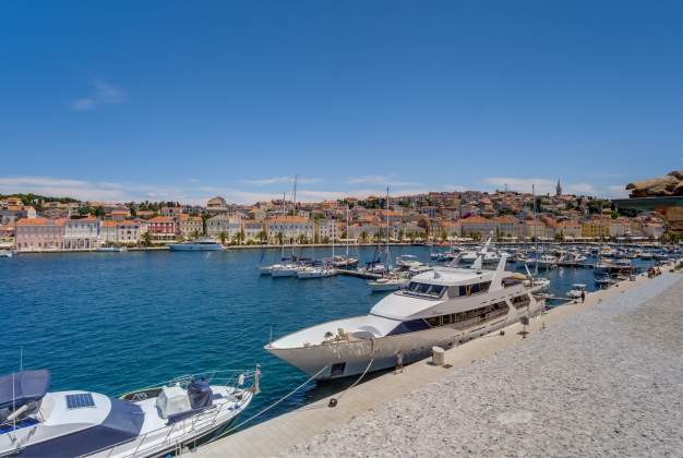 Ferienwohnungen Lisa 1 -  ein elegantes Apartment mit Blick auf den Hafen, Mali Losinj, Kroatien.