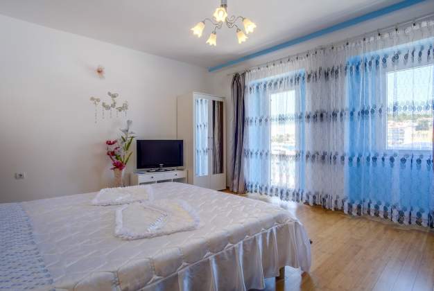 Apartment Lisa 2 - with an attractive view of the harbor and the sea, Mali Lošinj, Croatia.