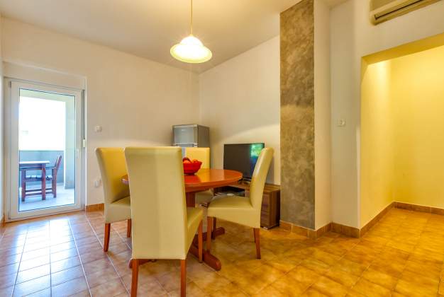 Apartment Adria 3 – Comfort and Relaxation by the Beach, Mali Losinj – 11