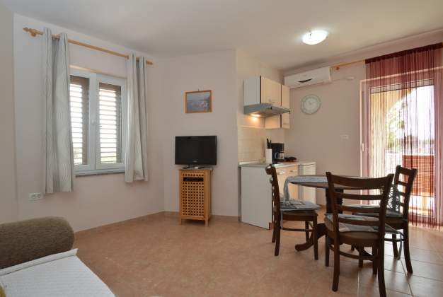 Apartment Ljiljana 1 accommodation for 2-3 people in Punta Križa, Cres