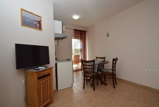 Apartment Ljiljana 1 accommodation for 2-3 people in Punta Križa, Cres
