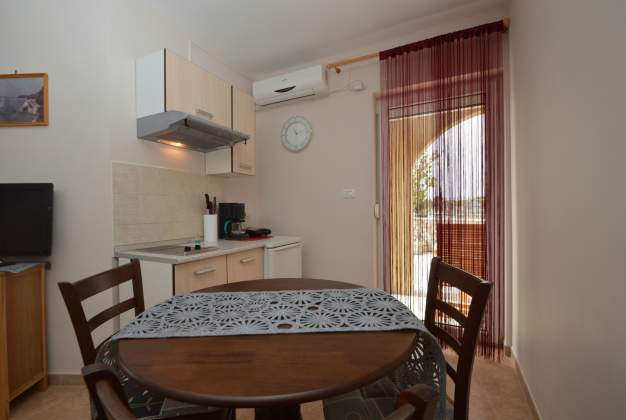 Apartment Ljiljana 1 accommodation for 2-3 people in Punta Križa, Cres