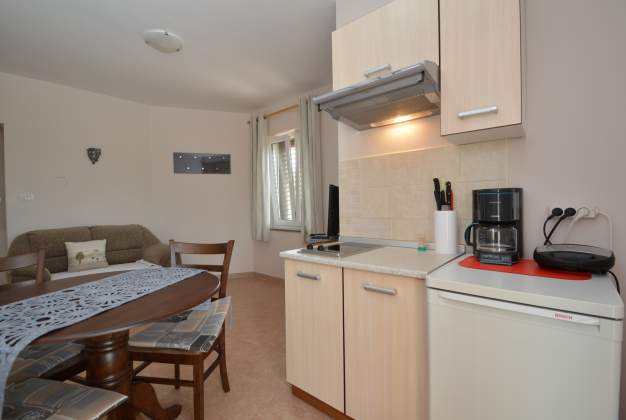 Apartment Ljiljana 1 accommodation for 2-3 people in Punta Križa, Cres