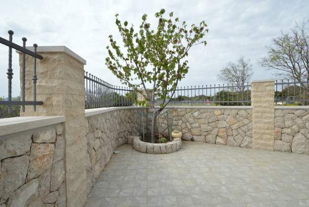 Apartment Ljiljana 1 accommodation for 2-3 people in Punta Križa, Cres