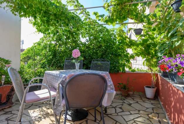 Ferienwohnungen Aleks 1 gelegen einem attraktiven Standort umgeben Blumen Apartment für 2 Persone.