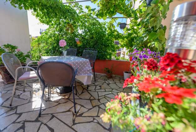 Ferienwohnungen Aleks 1 gelegen einem attraktiven Standort umgeben Blumen Apartment für 2 Persone.