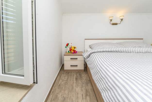 Apartmaji Aleks 1 nahaja se na atraktivni lokaciji obdan rožami apartma za 2 osebi v Malem Lošinj.