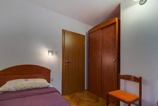 Apartment Melisa 1 surrounded by garden on the ground floor by 3 persons, Mali Lošinj.