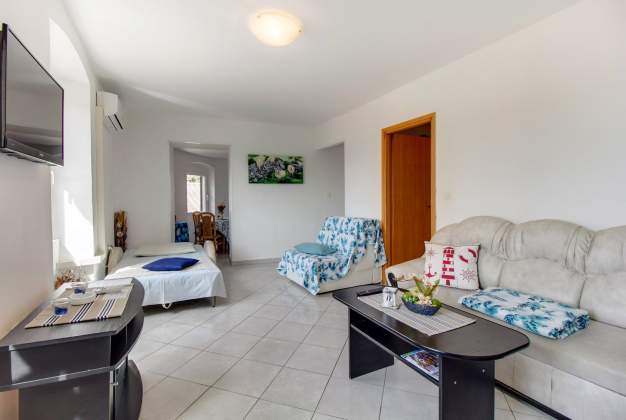 Apartment Nevia 2 accommodation for 4 people in the center of Mali Lošinj