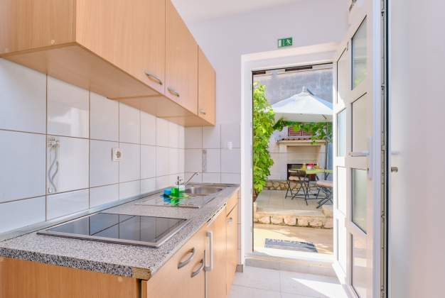 Apartment Nika 2, peaceful stay just steps from the sea in Mali Lošinj