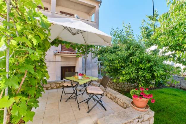 Apartment Nika 2, peaceful stay just steps from the sea in Mali Lošinj