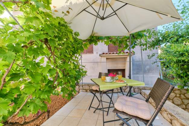 Apartment Nika 2, peaceful stay just steps from the sea in Mali Lošinj