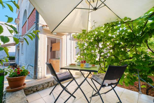 Apartment Nika 2, peaceful stay just steps from the sea in Mali Lošinj
