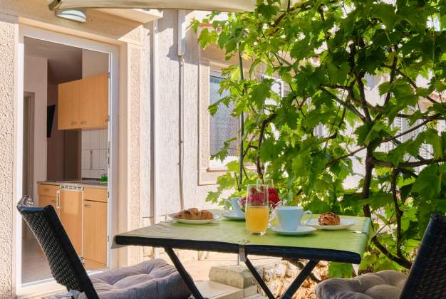 Apartment Nika 2, peaceful stay just steps from the sea in Mali Lošinj