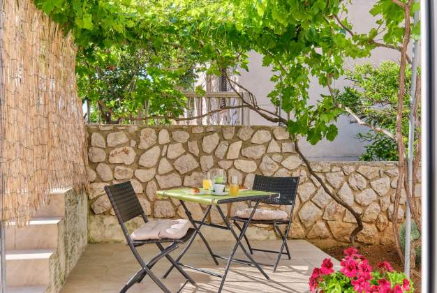 Apartment Nika 2, peaceful stay just steps from the sea in Mali Lošinj
