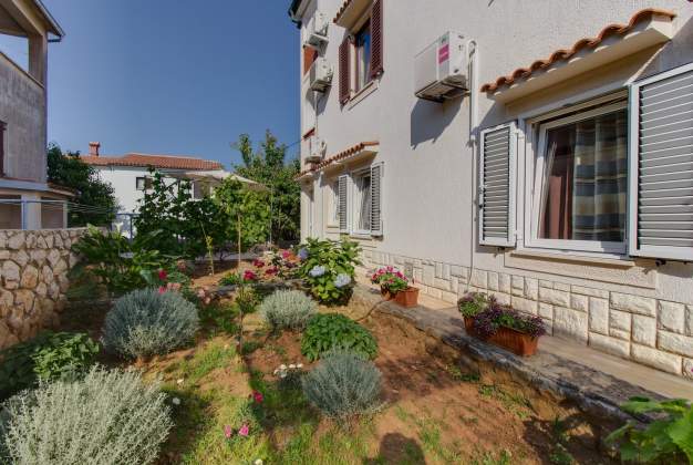 Apartment Nika 2, peaceful stay just steps from the sea in Mali Lošinj