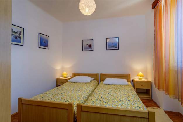 Apartment Nona 1 rustic apartment for 4 people, Miholascica