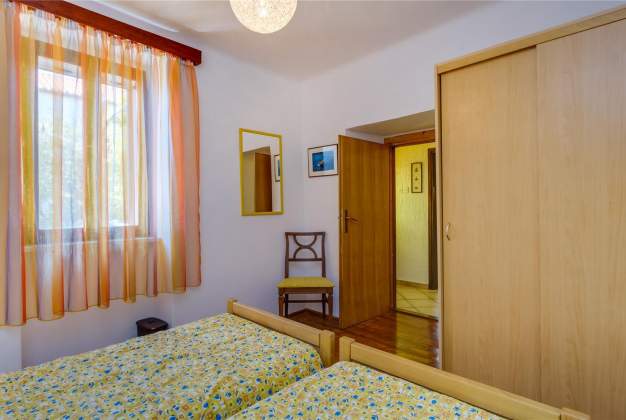 Apartment Nona 1 rustic apartment for 4 people, Miholascica