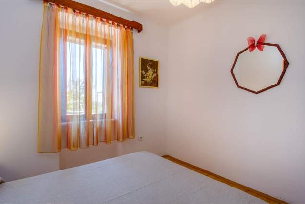 Apartment Nona 1 rustic apartment for 4 people, Miholascica