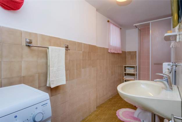 Apartment Nona 1 rustic apartment for 4 people, Miholascica