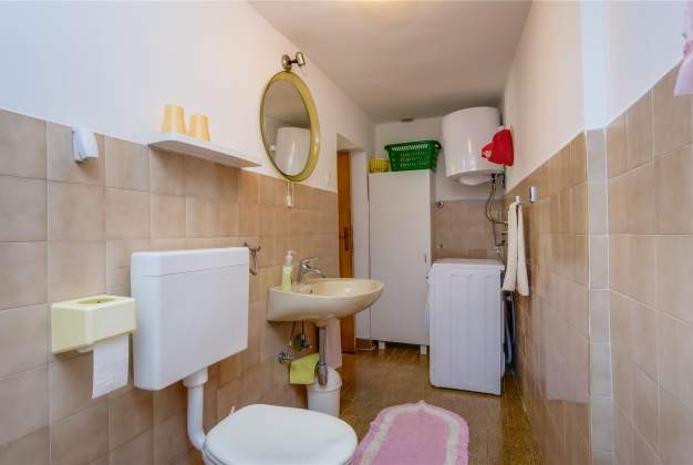 Apartment Nona 1 rustic apartment for 4 people, Miholascica