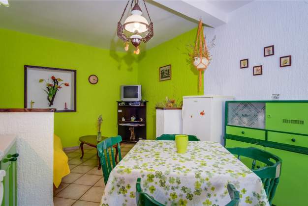 Apartment Nona 1 rustic apartment for 4 people, Miholascica
