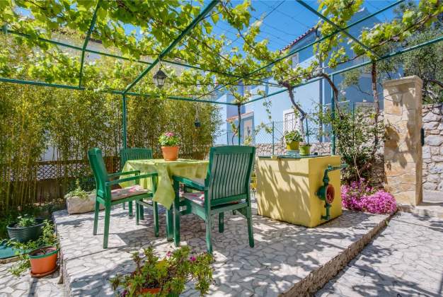 Apartment Nona 1 rustic apartment for 4 people, Miholascica