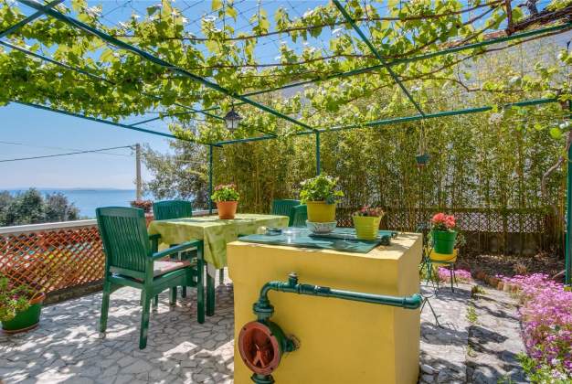 Apartment Nona 1 rustic apartment for 4 people, Miholascica