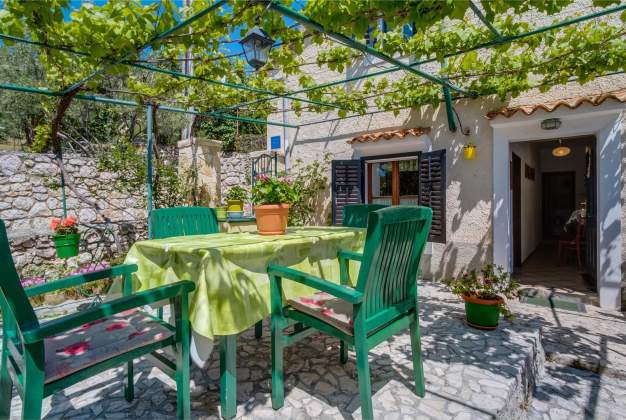 Apartment Nona 1 rustic apartment for 4 people, Miholascica