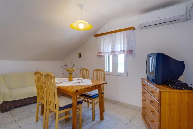 Apartmaji Nona 2 - rustikalni apartman za 4 osobe, Miholašćica, Hrvaška