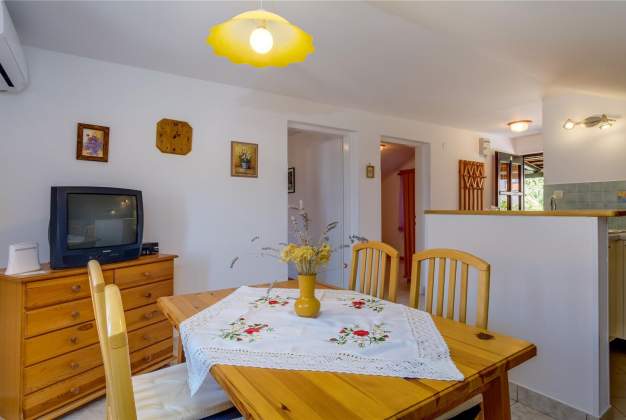 Apartment Nona 2 rustic apartment for 4 people Miholascica