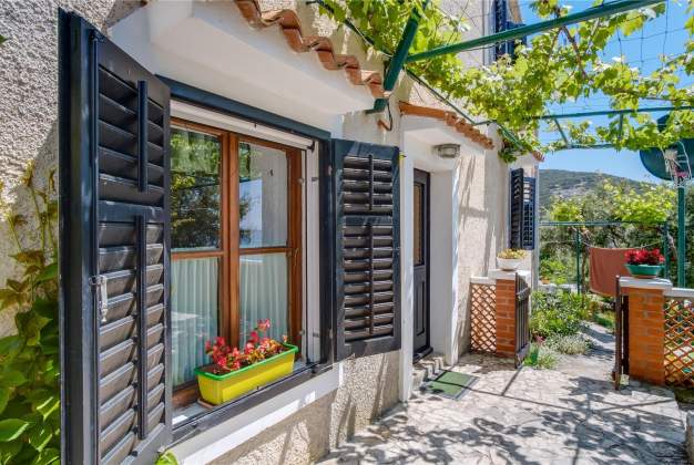 Apartment Nona 2 rustic apartment for 4 people Miholascica