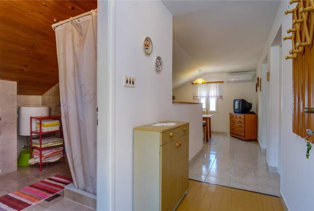 Apartment Nona 2 rustic apartment for 4 people Miholascica
