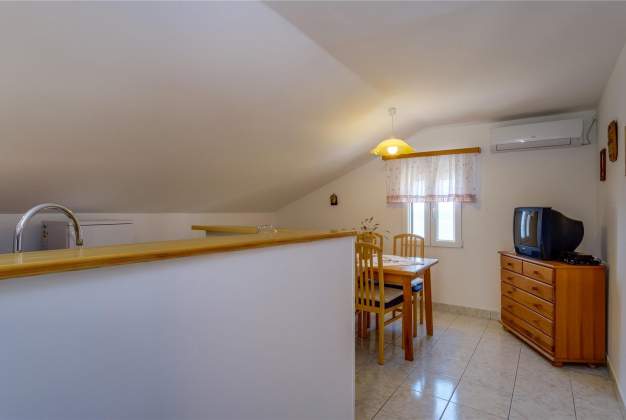 Apartment Nona 2 rustic apartment for 4 people Miholascica