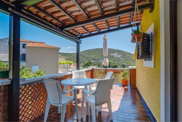 Apartment Nona 2 rustic apartment for 4 people Miholascica