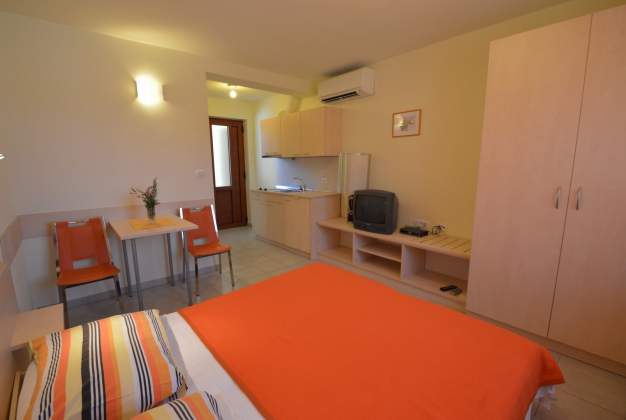 Apartman Oskar 2 - Studio 100m from the beach in Privlaka, Mali Losinj