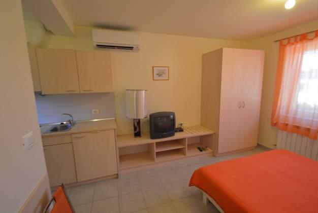 Apartman Oskar 2 - Studio 100m from the beach in Privlaka, Mali Losinj