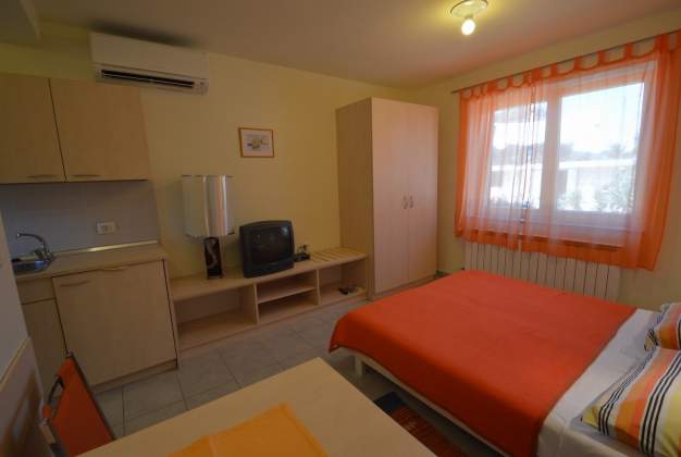 Apartman Oskar 2 - Studio 100m from the beach in Privlaka, Mali Losinj