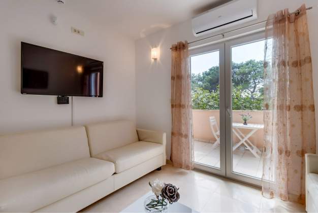 Apartment Pineta 1 located by the beach for 6 people, Artatore