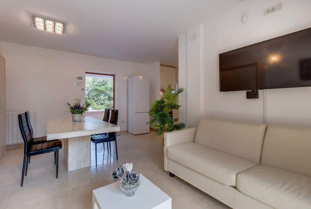 Apartment Pineta 1 located near beach with a view of the crystal clear sea for 6 people, Artatore.