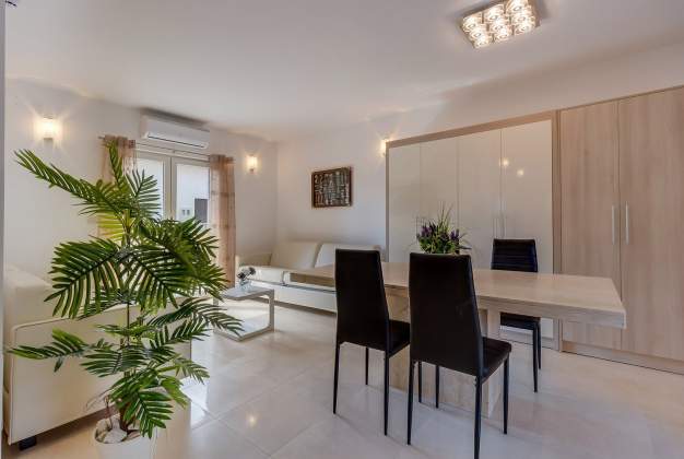 Apartment Pineta 1 located by the beach for 6 people, Artatore