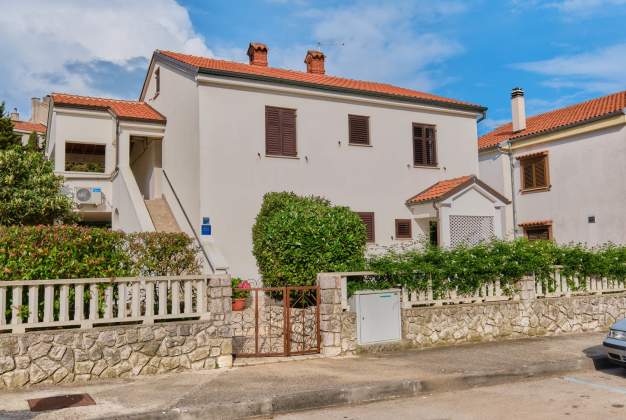 Apartment Rosa 1 quiet location for 4 people with a terrace, Mali Lošinj