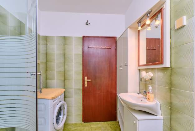 Apartment Rosa 1 quiet location for 4 people with a terrace, Mali Lošinj